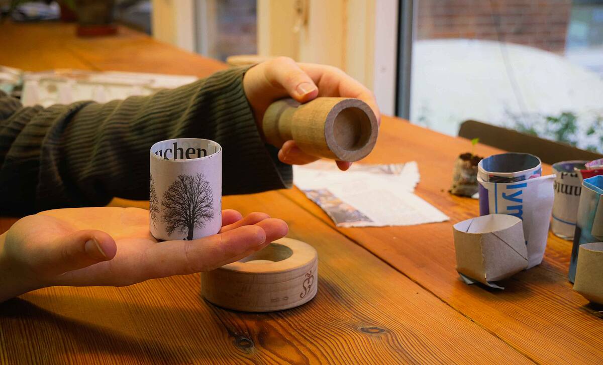 Fertiger Papiertopf in der Hand