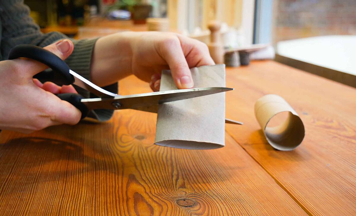 Klopapierrolle wird in der Mitte durchgeschnitten