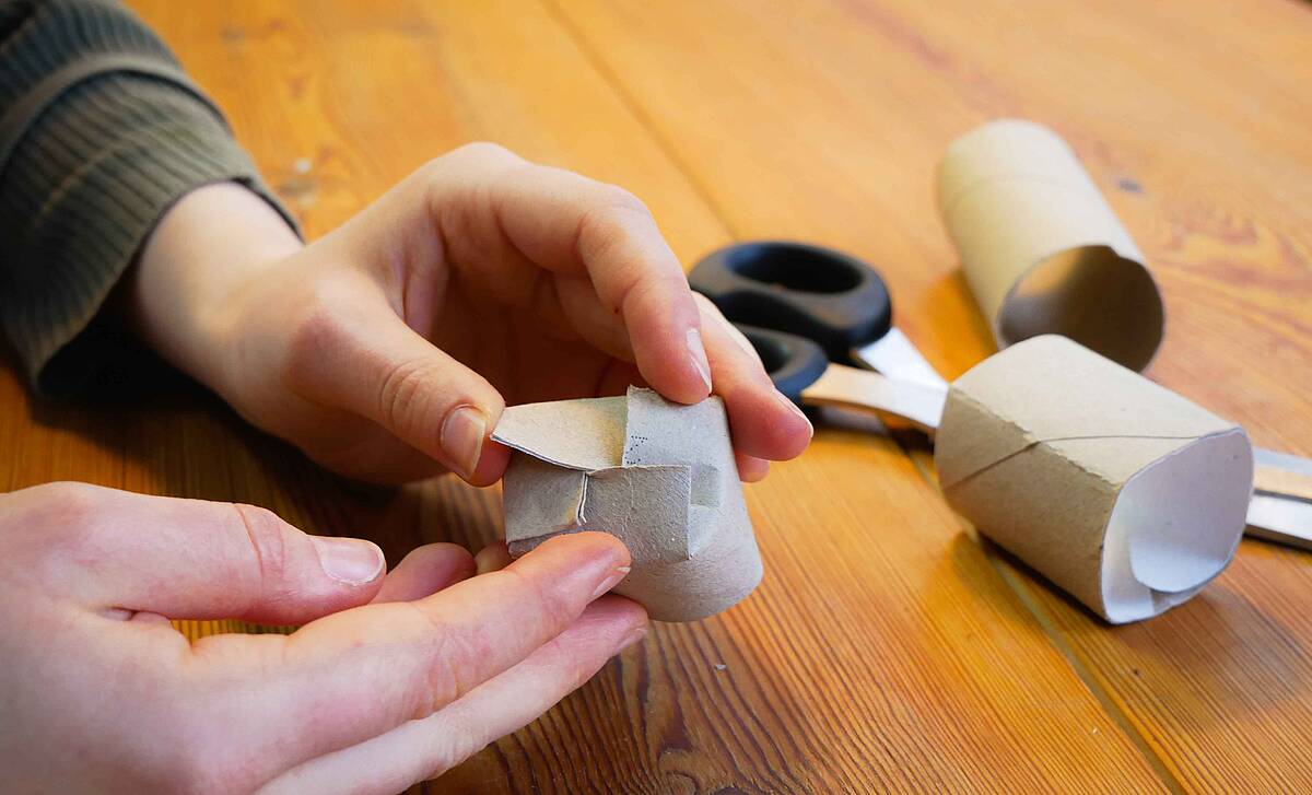 Klopapierrolle wird unten gefaltet