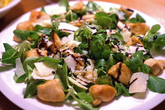 Zu sehen ist ein zubereiteter Feldsalat