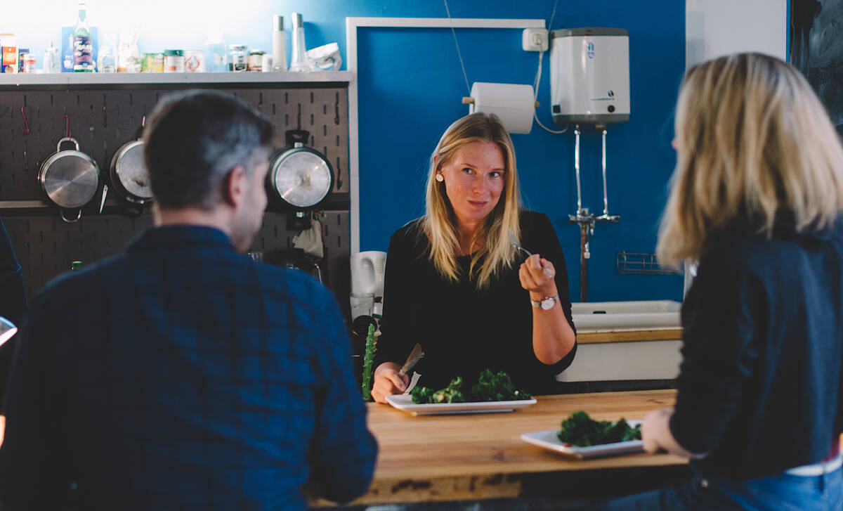 Gäste beim Essen des Grünkohls