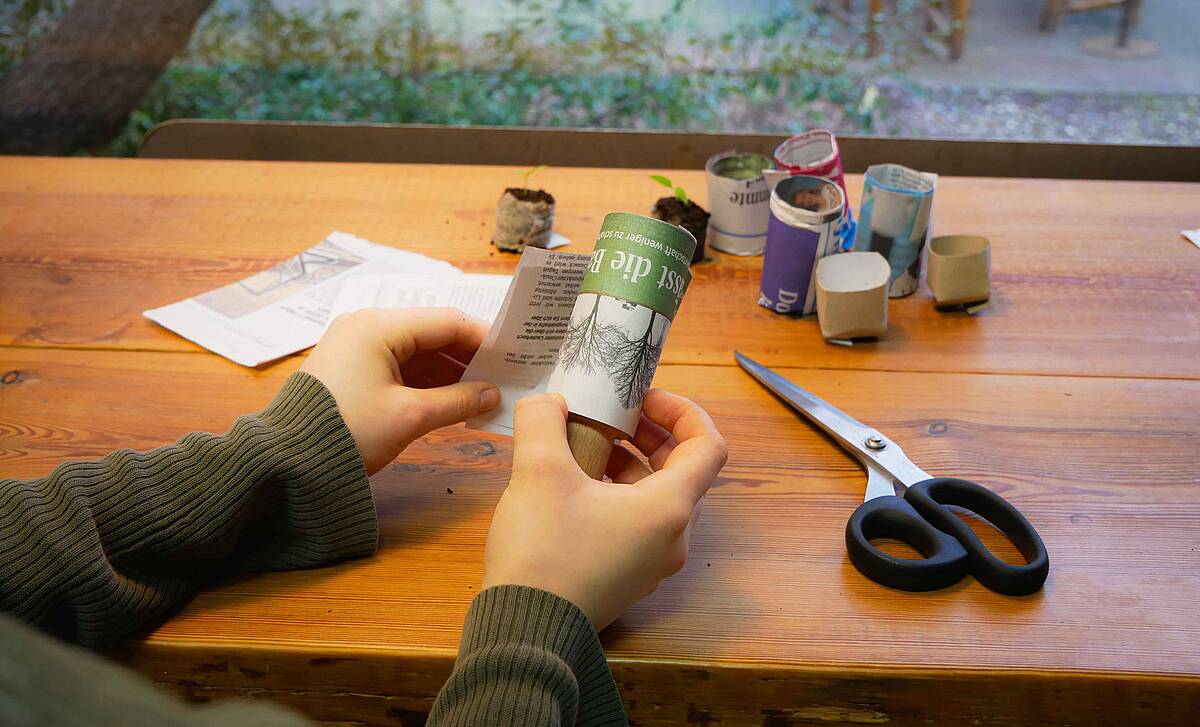 Zeitungspapier wird aufgerollt