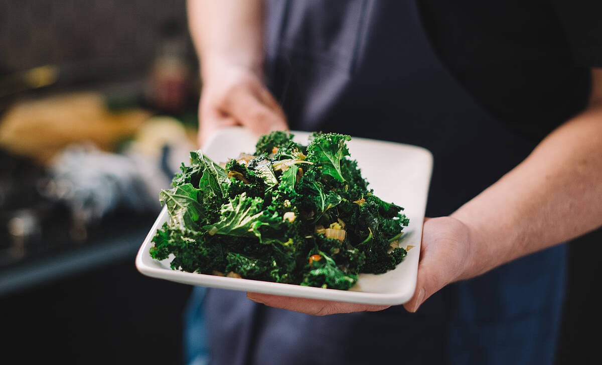 Grünkohl Asia Gericht auf Teller 