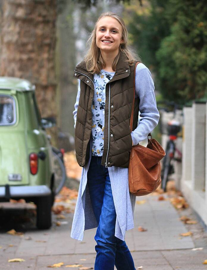 Verena Hirsch von dem Blog Allmydear auf einer Straße 