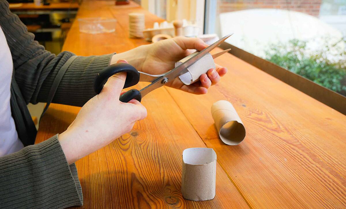 Klopapierrolle wird 4-Mal eingeschnitten