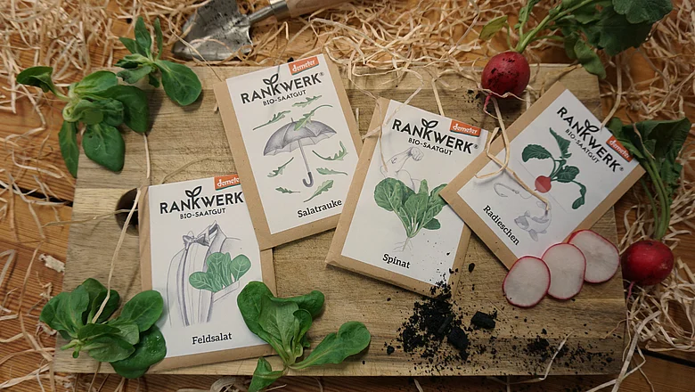 Vier Rankwerk Seedbags auf einem Tisch ausgebreitet