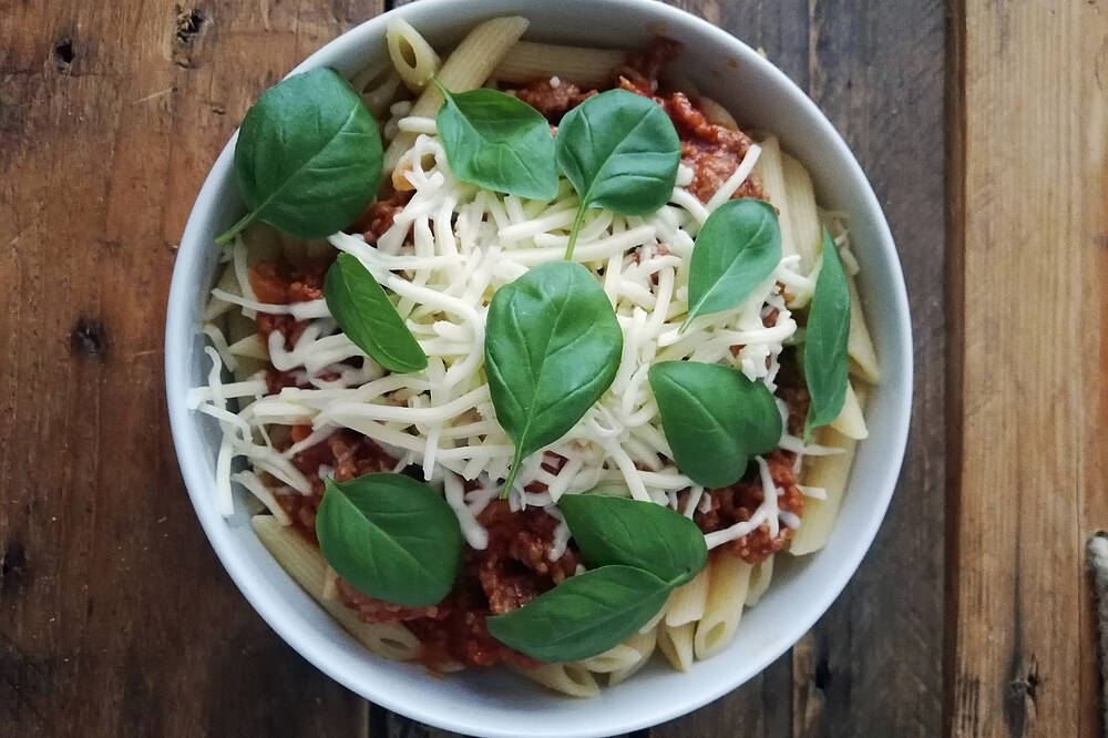 Nudelgericht mit eigenem Basilikum